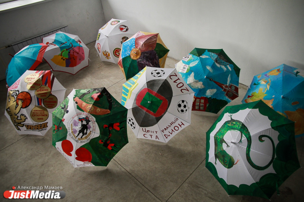 По погоде: в бизнес-центре «Манхэттен» уральские випы разрисовали зонтики - Фото 2