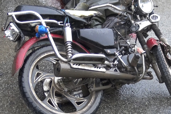 На Полевском тракте мопед влетел в большегруз - Фото 2