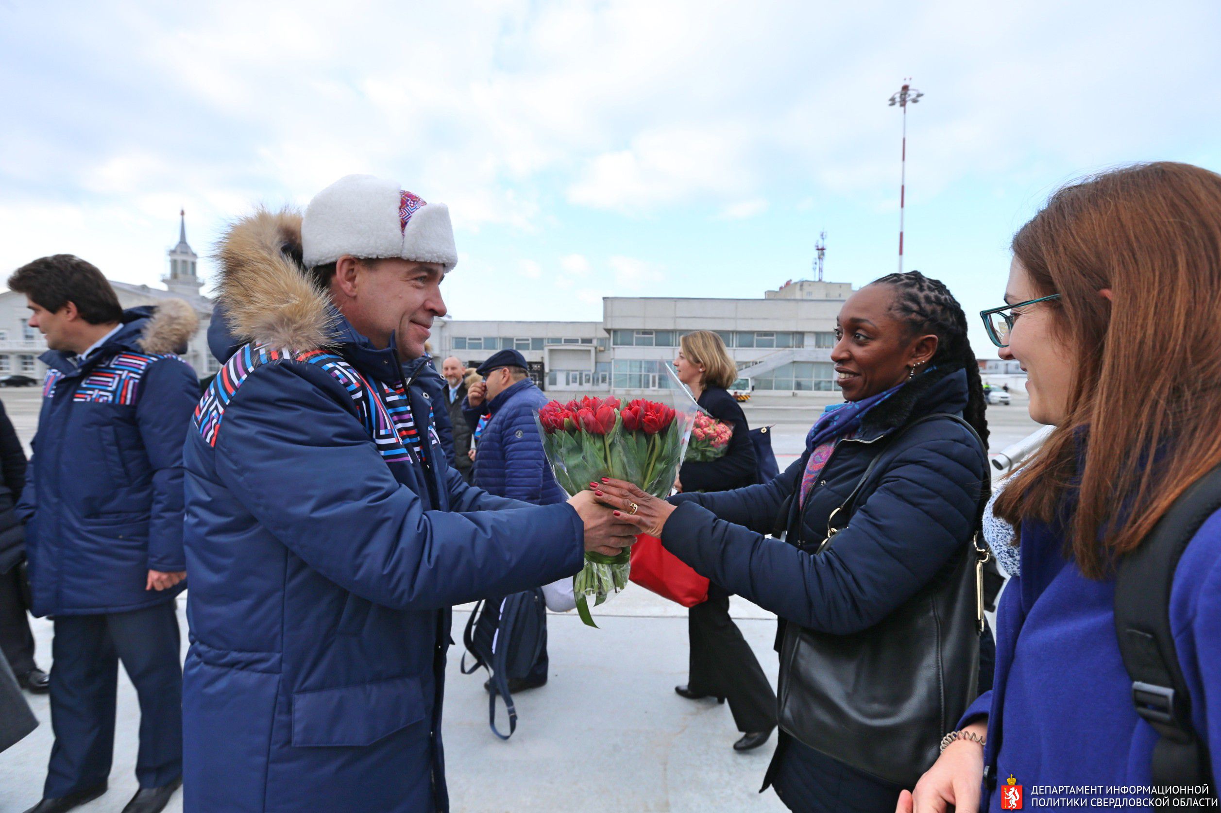 «Екатеринбург – это маленькая Россия». Куйвашев встретил в Кольцово комиссию ЭКСПО-2025. ФОТО - Фото 2