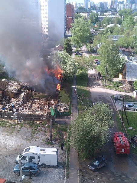 В Екатеринбурге на Гастелло горит частный дом. Горожане уверены, что здесь «расчищают» место под стройку - Фото 2