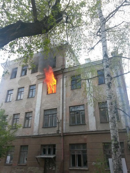 В Екатеринбурге горит пустующее здание, в котором работал первый президент России  - Фото 2