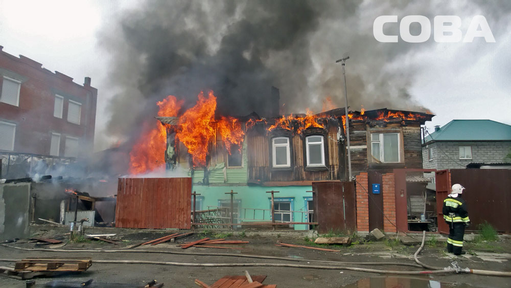 На Уктусе горел частный дом на трех хозяев, погиб мужчина - Фото 2