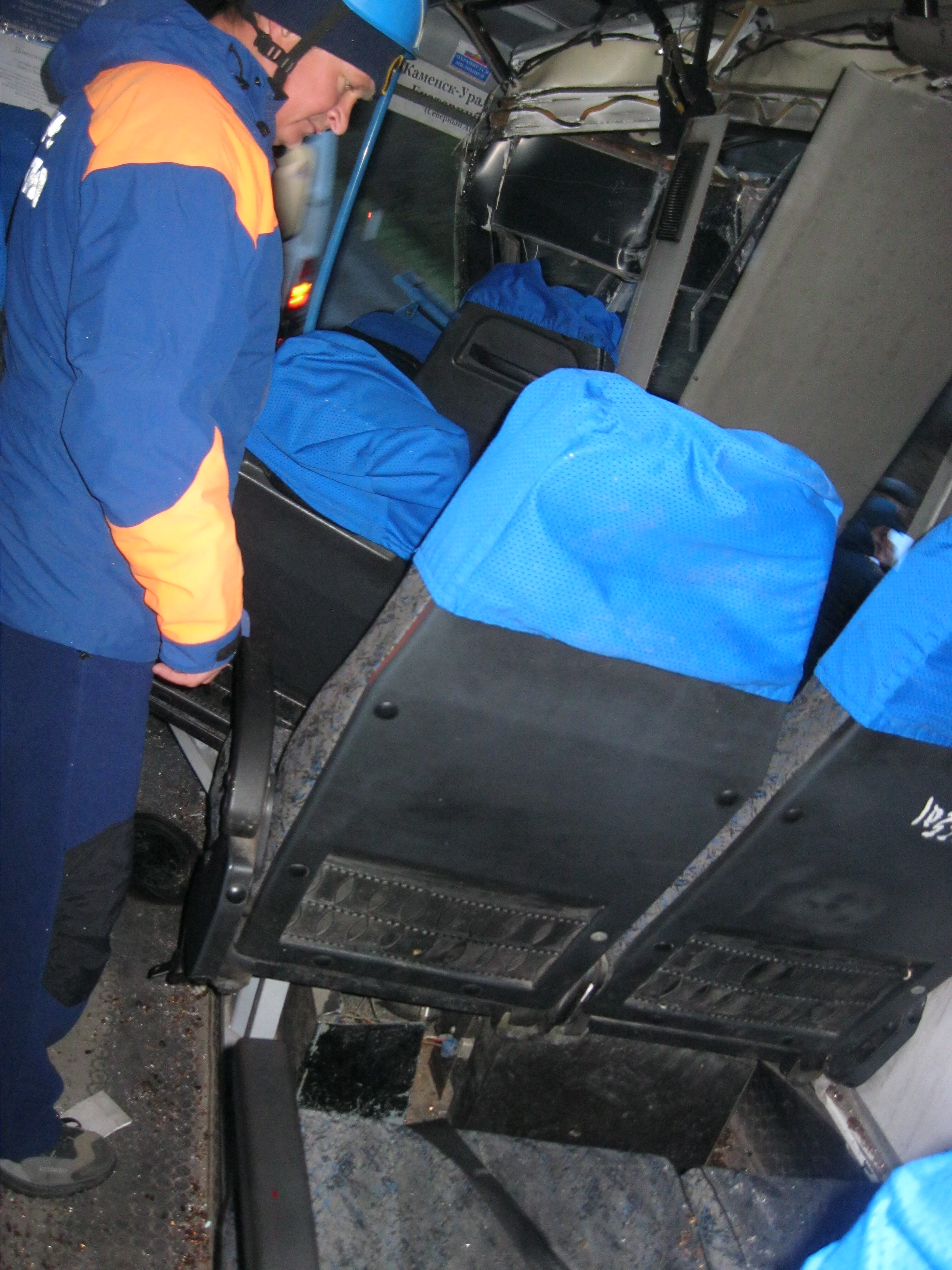 В Екатеринбурге столкнулись автобус и грузовик. По предварительным данным, ранены три человека - Фото 6