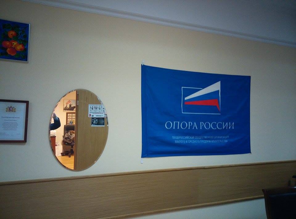 Дартс, биография деда, плакаты из Вьетнама и пожелание от «Песняров». Областные депутаты рассказали, чем украшают стены своих кабинетов. ФОТО - Фото 15