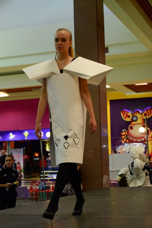 В Екатеринбурге десятки моделей примерили бумажную одежду - Фото 5