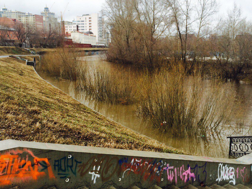 В Екатеринбурге набережная Исети ушла под воду - Фото 5