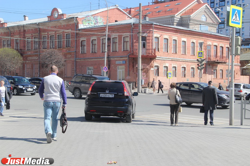 Посетители музея архитектуры и дизайна превратили исторический сквер в огромную парковку. ФОТО - Фото 9