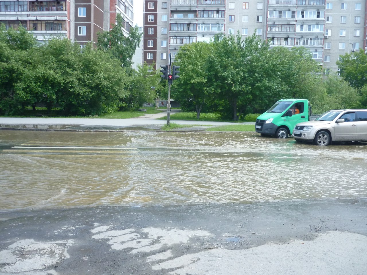 На ЖБИ прорвало трубопровод - Фото 3