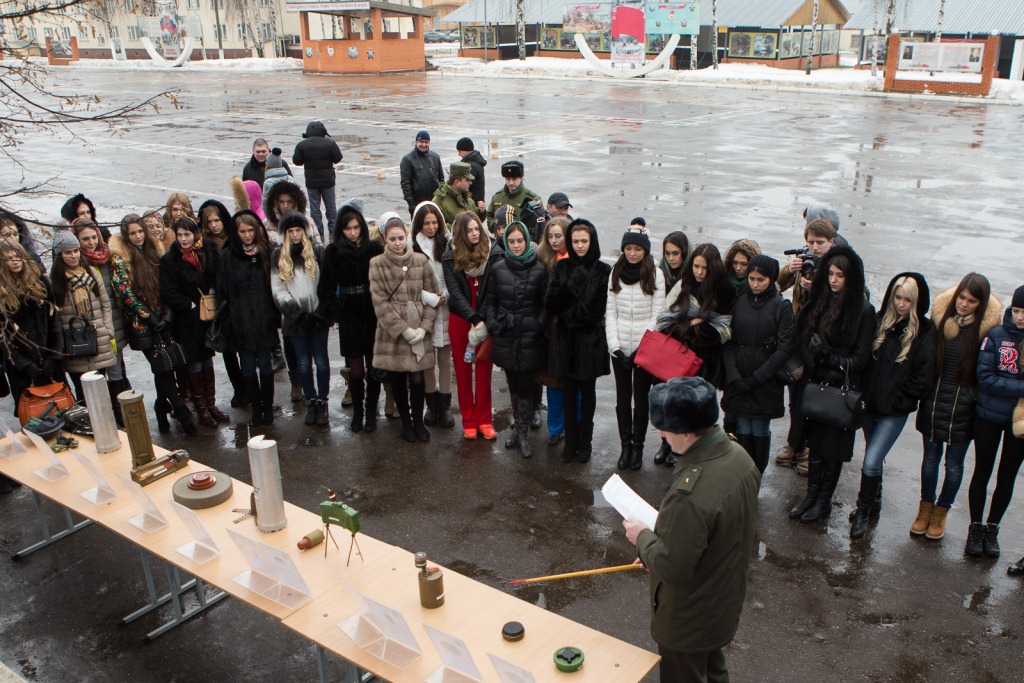 Военно-полевой фуршет и знакомство с саперами! Лесун и Локшина поздравили московских военнослужащих с праздником - Фото 3