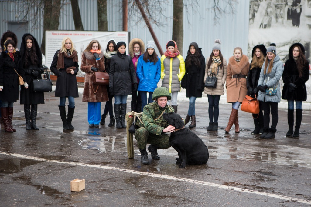Военно-полевой фуршет и знакомство с саперами! Лесун и Локшина поздравили московских военнослужащих с праздником - Фото 4
