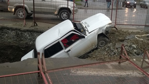 На перекрестке Шевченко-Луначарского ВАЗ съехал в котлован. Очевидцы: водитель и пассажир были пьяны - Фото 3