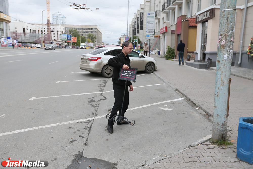 Журналисты JustMedia устроили разборки с захватчиками парковок - Фото 2