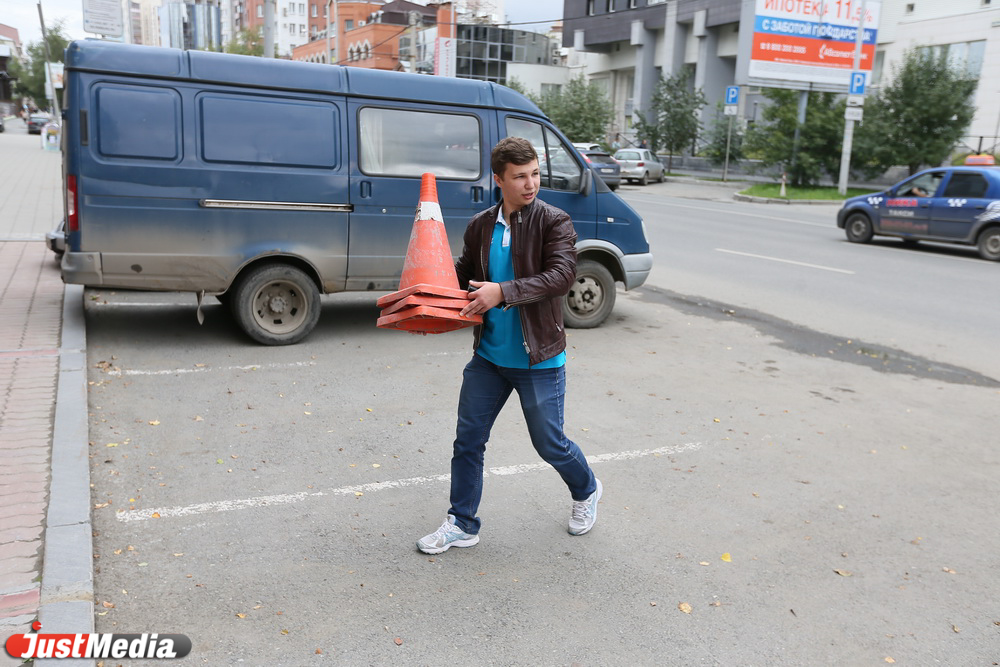 Журналисты JustMedia устроили разборки с захватчиками парковок - Фото 9