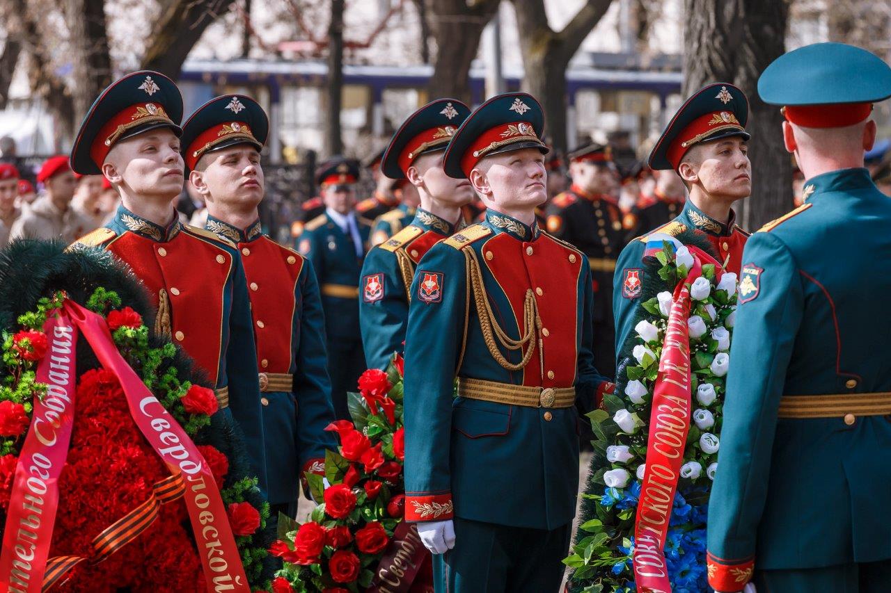 В преддверии 9 мая. Возложили цве ты памтник Жукову. Памятник Жукову в Екатеринбурге. Фото людей с маршалами на 9 мая. Лапин на 9 мая фото.