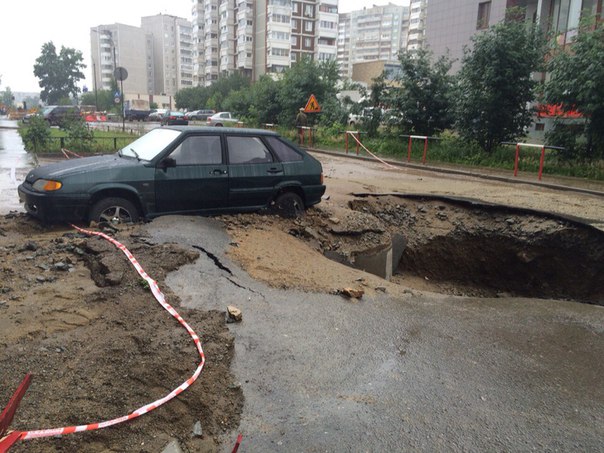 На Репина после потопа на полтора метра вглубь земли провалился асфальт. ФОТО - Фото 3