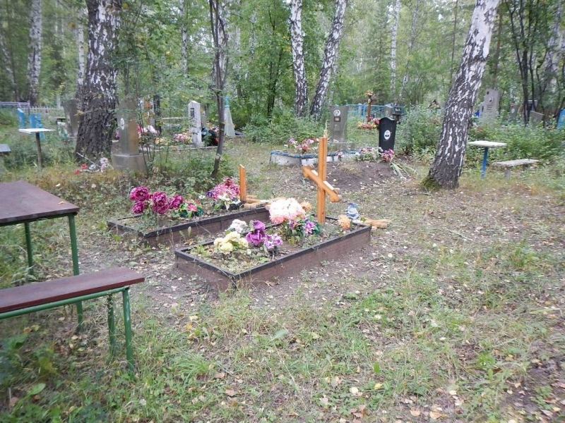 Под Каменском-Уральским малолетки «ради забавы» устроили погром на кладбище. ФОТО - Фото 4