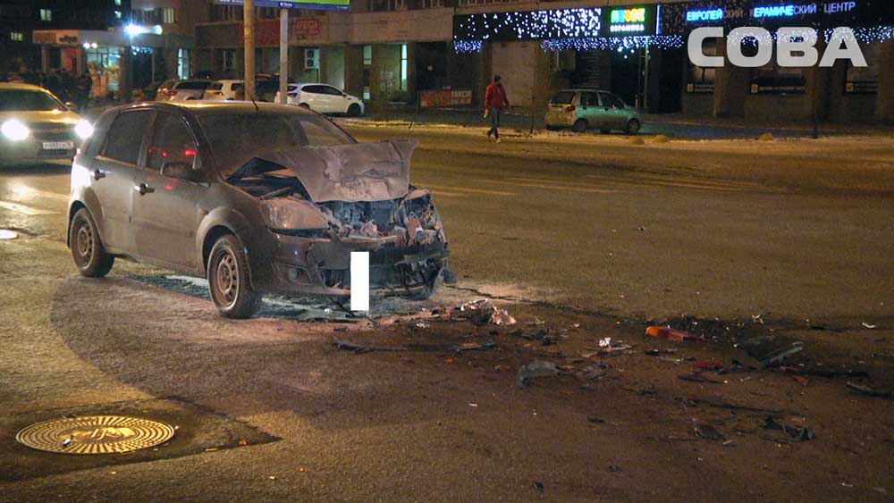 В Екатеринбурге на Щорса столкнулись три машины. Одна из них улетела на тротуар. ФОТО  - Фото 6
