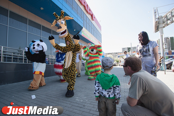 Екатеринбуржцы создали муравейник из кукурузных палочек - Фото 2