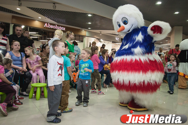 Екатеринбуржцы создали муравейник из кукурузных палочек - Фото 3