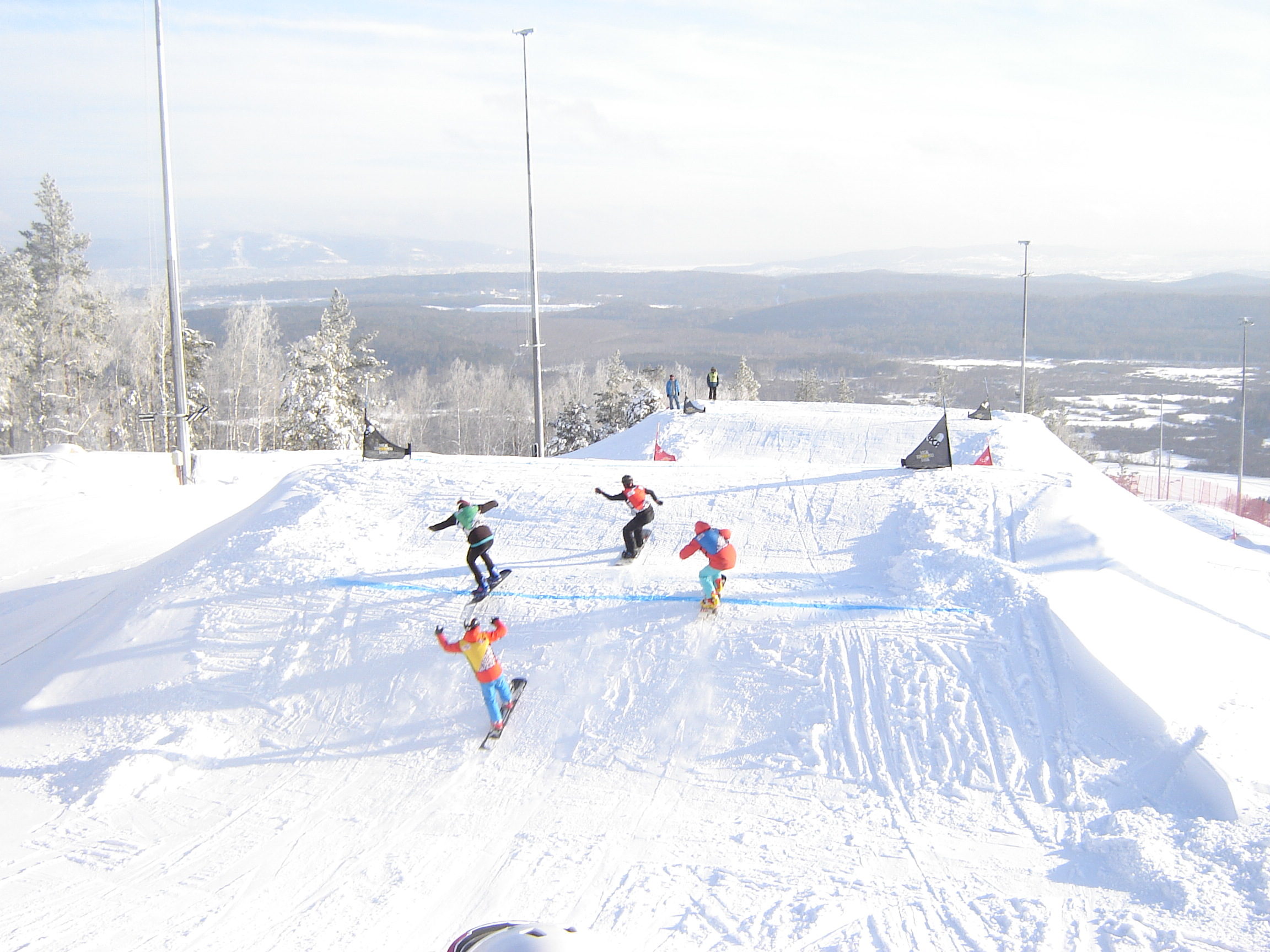 В «Солнечной долине» любители-экстремалы освоили трассу Кубка мира по сноуборду - Фото 2