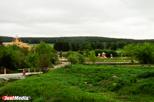 Избушка Бабы-Яги, дом крестьянина и старинная русская печь. На Урале продолжается строительство парка по сказам Бажова - Фото 23