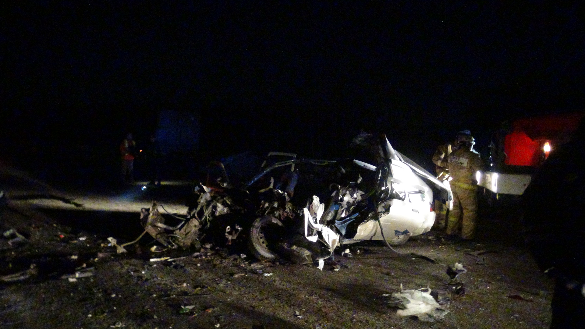 Под Малыми Брусянами камикадзе на ВАЗе вылетел в лоб встречному КамАЗу. ФОТО - Фото 2