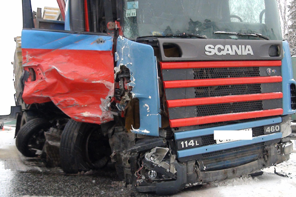В Екатеринбурге тягач врезался во внедорожник. Погиб один человек - Фото 2