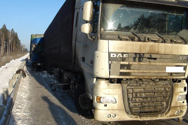 На ЕКАДе водителя тягача погиб под левым колесом своего автомобиля - Фото 3
