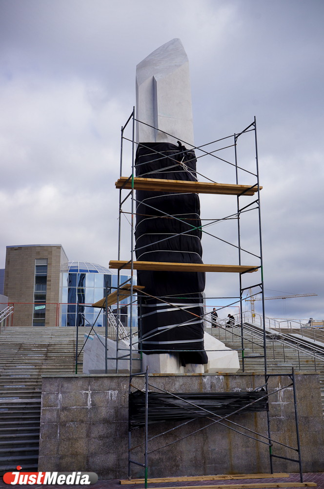 Вандализм ценою в несколько миллионов. Памятник Ельцину уже не отмыть - Фото 2