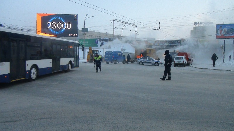 Каша из снега и «туман». Из-за утренней коммунальной аварии закрыто движение транспорта по Малышева - Фото 3