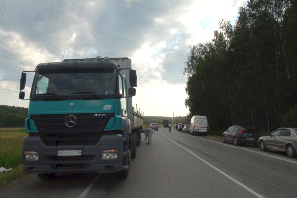 В Екатеринбурге в столкновении с тягачом погиб мотоциклист - Фото 2