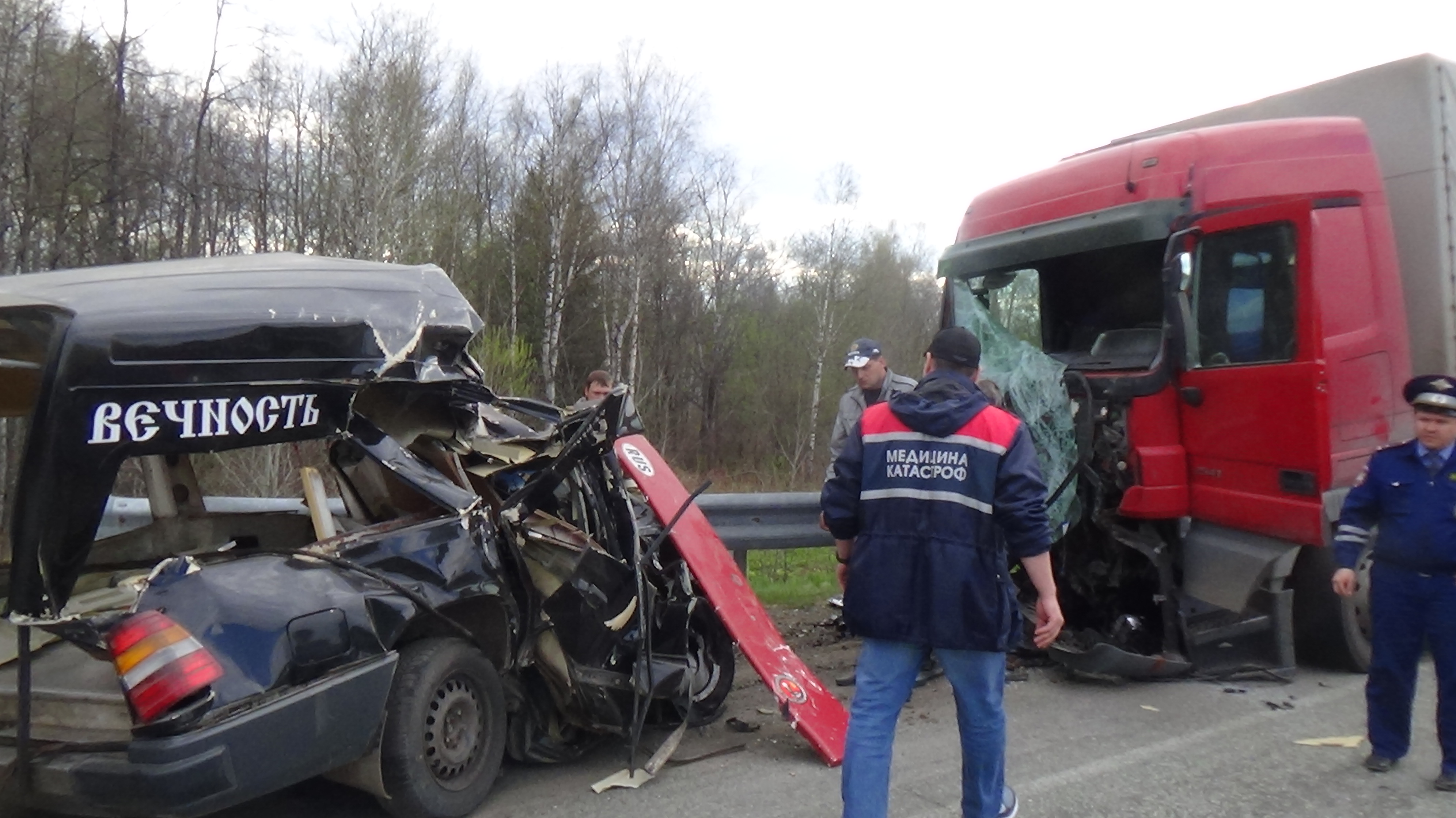 Водитель легкового Mercedes погиб на Пермском тракте при столкновении с тягачом той же марки - Фото 2