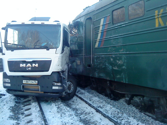 В Покровском на переезде фура столкнулась с локомотивом. Два человека погибли - Фото 8