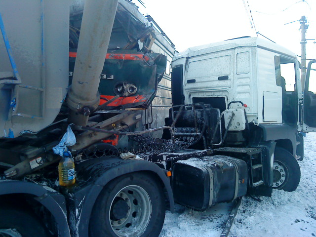 В Покровском на переезде фура столкнулась с локомотивом. Два человека погибли - Фото 3