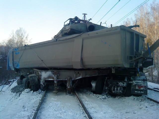 В Покровском на переезде фура столкнулась с локомотивом. Два человека погибли - Фото 4