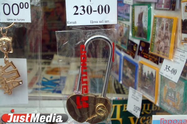 «Замочная эпидемия» разрастается! Теперь влюбленные могут купить «любовный замок» прямо в киоске Роспечати - Фото 2