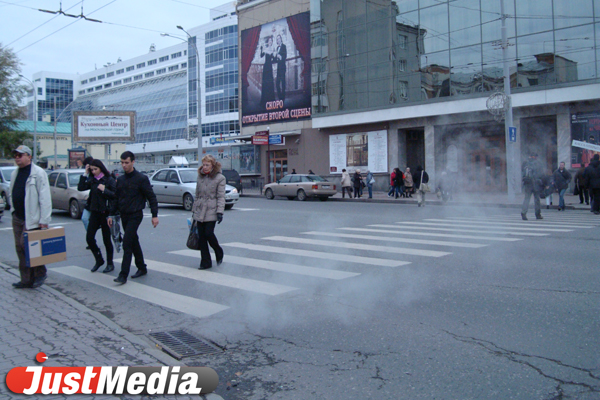 Тепло греет улицу! Из решетки ливневки на перекрестке Ленина—Карла Либкнехта поднимается столб белого пара - Фото 2