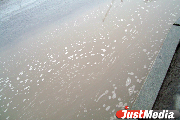 Весна не в радость. В Екатеринбурге талая вода залила остановку общественного транспорта - Фото 4