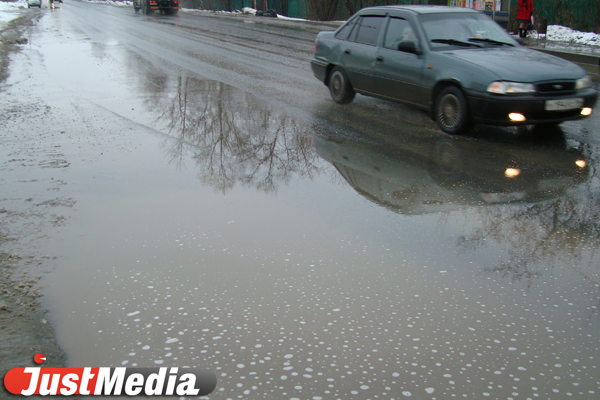 Весна не в радость. В Екатеринбурге талая вода залила остановку общественного транспорта - Фото 6