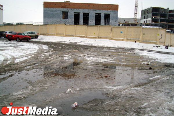 Весна не в радость. В Екатеринбурге талая вода залила остановку общественного транспорта - Фото 8