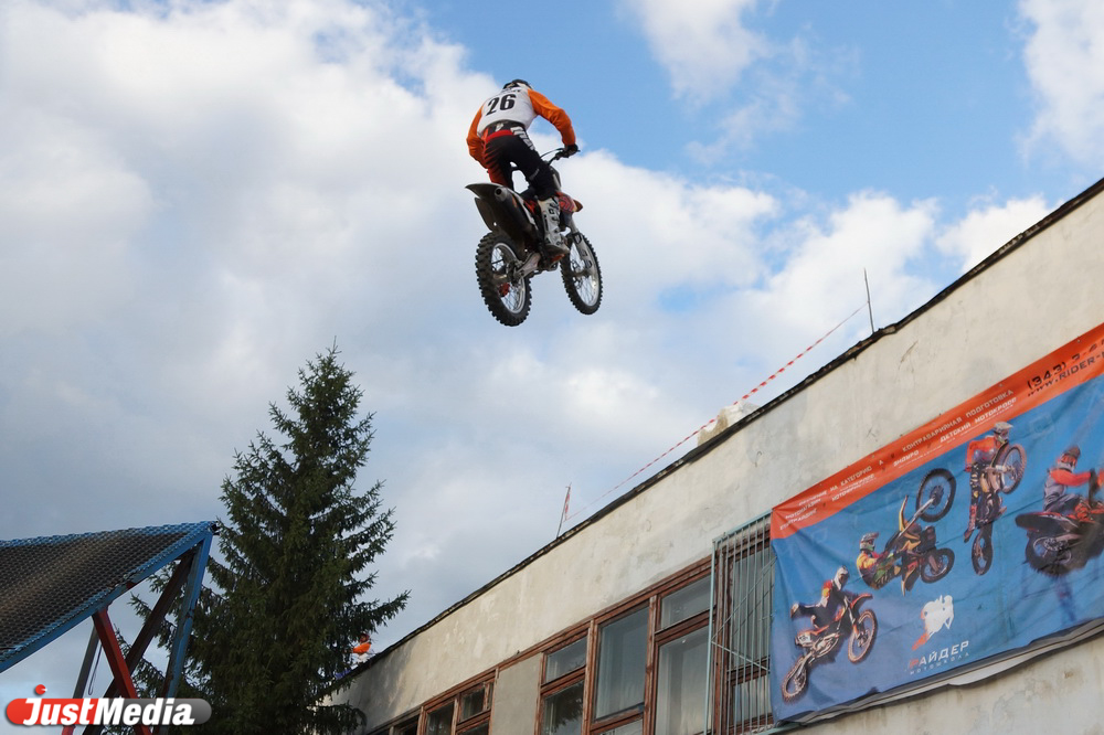 На Урале такого еще никто не делал. Мотофристайлеры готовятся к прыжкам между этажами «Гринвича» - Фото 6