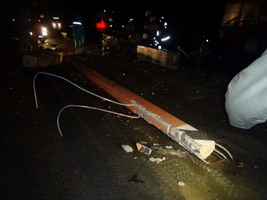 На Пермском тракте водитель «Ниссана» снес столб освещения и погиб на месте - Фото 3