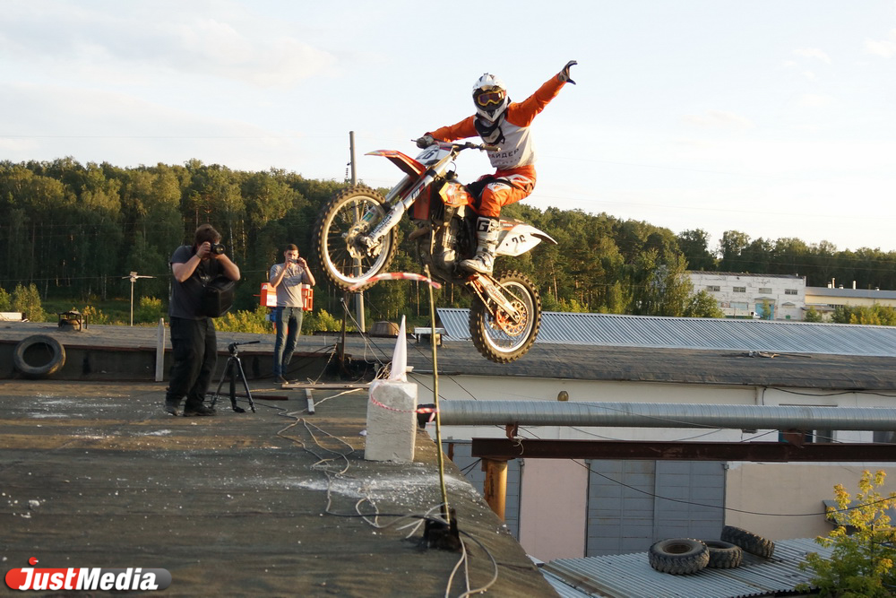 На Урале такого еще никто не делал. Мотофристайлеры готовятся к прыжкам между этажами «Гринвича» - Фото 5