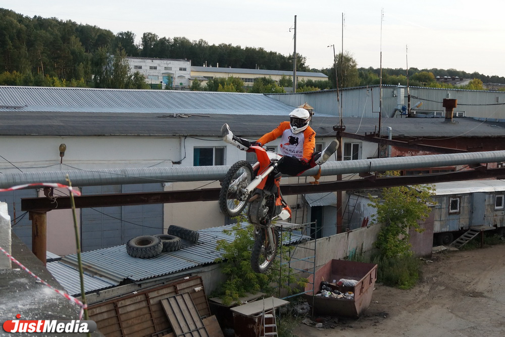 На Урале такого еще никто не делал. Мотофристайлеры готовятся к прыжкам между этажами «Гринвича» - Фото 4