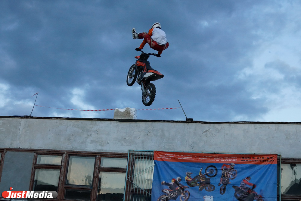 На Урале такого еще никто не делал. Мотофристайлеры готовятся к прыжкам между этажами «Гринвича» - Фото 3