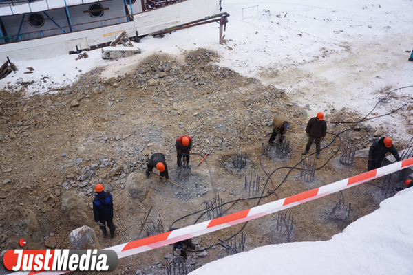Новый улов! Из Екатеринбургского городского пруда мусорщики достали лавочку и несколько урн - Фото 2