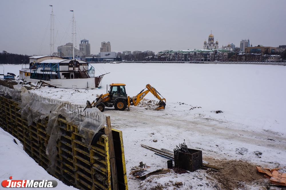 Готовьте «капсулу времени»! К середине апреля строители завершат облицовку берега городского пруда - Фото 4