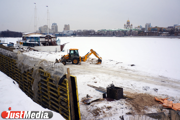 Новый улов! Из Екатеринбургского городского пруда мусорщики достали лавочку и несколько урн - Фото 3