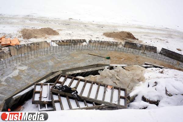 Новый улов! Из Екатеринбургского городского пруда мусорщики достали лавочку и несколько урн - Фото 4