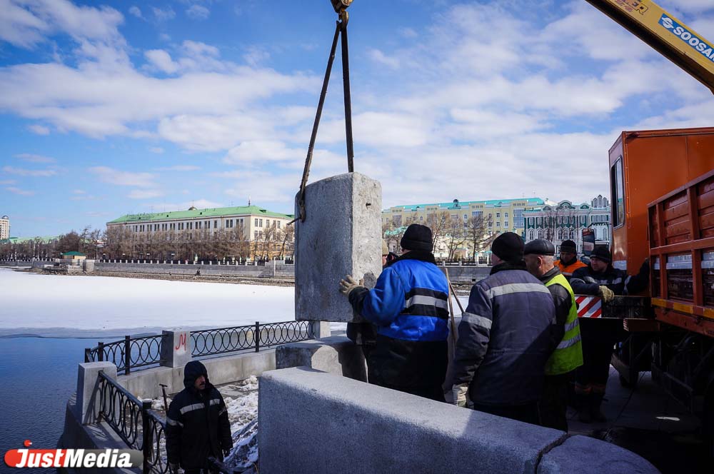 Гранитный блок набережной, который вандалы столкнули в городской пруд, встал на свое место - Фото 2